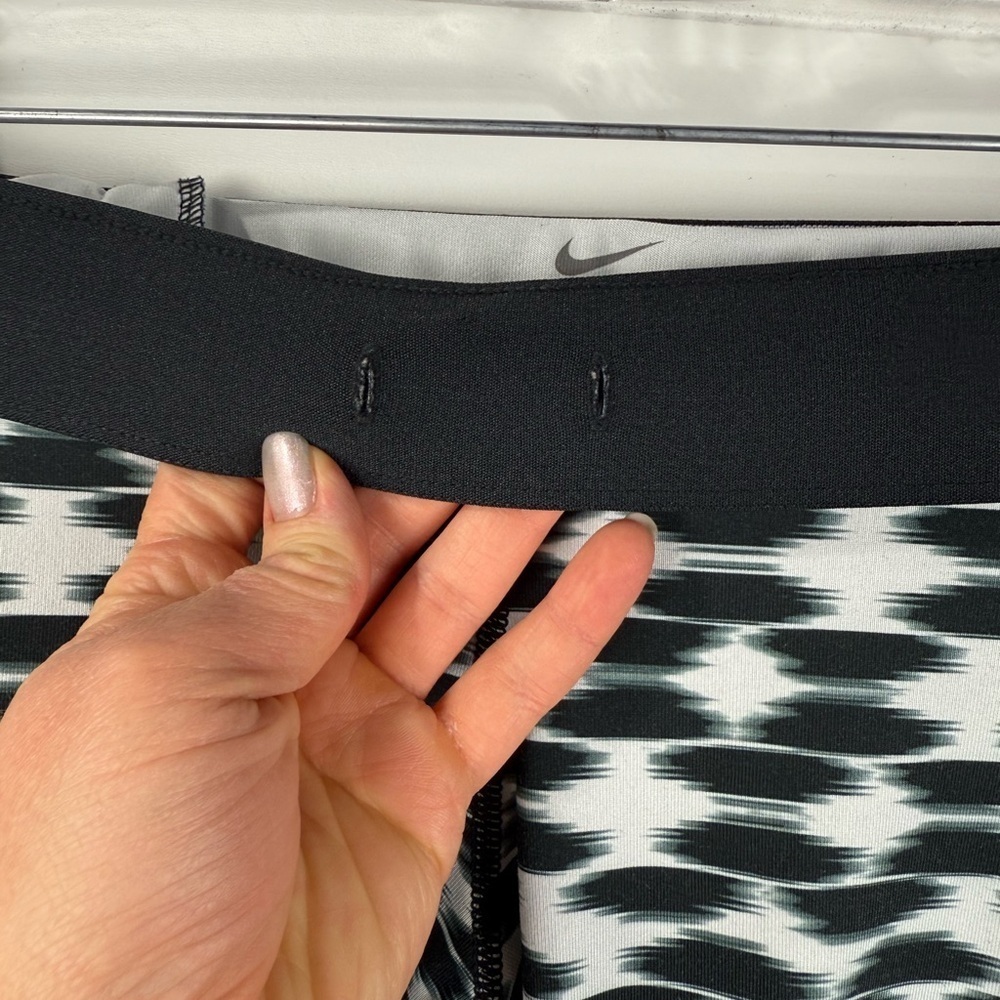 Nike women’s relay Dri-Fit black & white pattern athletic legging. Size small - Picture 9 of 10